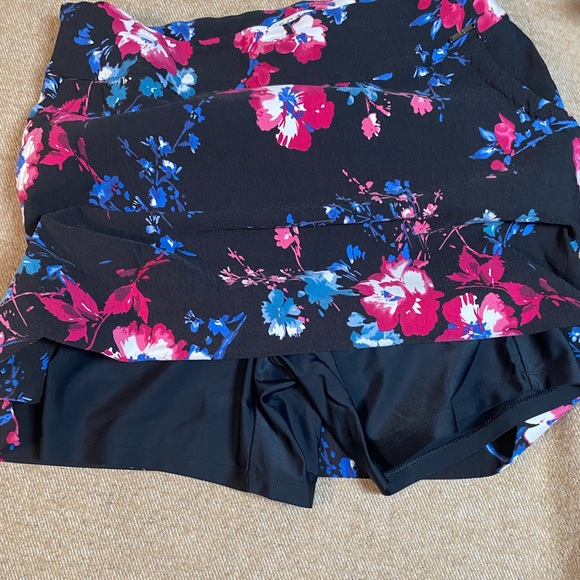 RC&Co Black and Floral Stretch Double Layer Tummy Control Skort (Size 10) - Picture 5 of 6